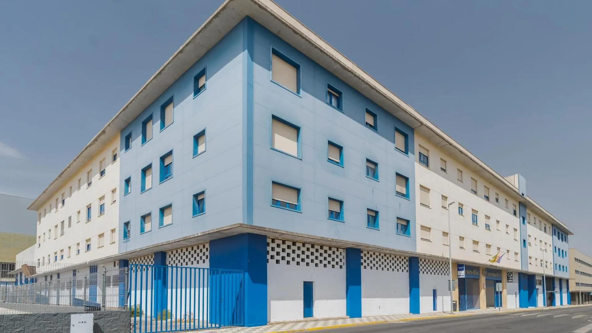 Apartamento Luxsevilla Moderno Piscina Free Parking Bormujos España